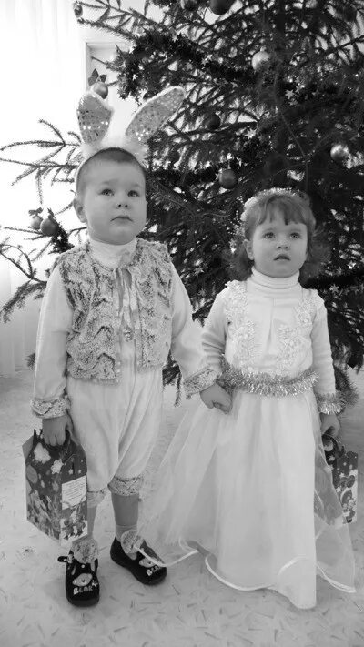 мальчик зайчик на новогоднем утреннике. мальчик на утреннике. новогодний утренник в детских домах. на детских утренниках мальчиков. фотограф на детский утренник новый год.