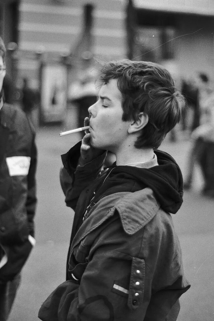 Подростки пьют курят. Подросток с сигаретой. Школьник с сигаретой. Мальчик с сигаретой.