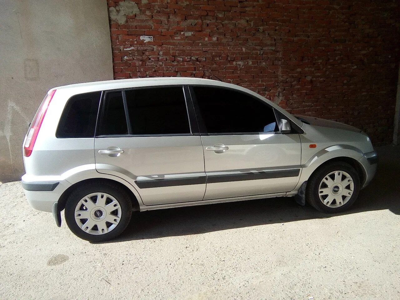 Молдинг ford fusion. Форд фьюжн цвета кузова. Форд фьюжн с молдингами. Форд фьюжн серый тонированный. Молдинг ford fusion.