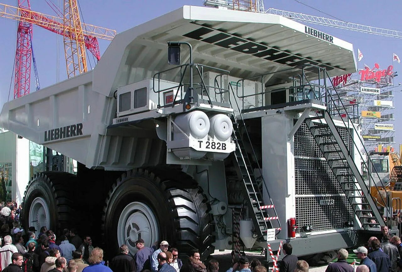 Настоящее большая машина. Карьерный самосвал Liebherr t282b. Самосвал Либхер т 282. Немецкий самосвал Liebherr t282b. Liebherr t282b кабина.