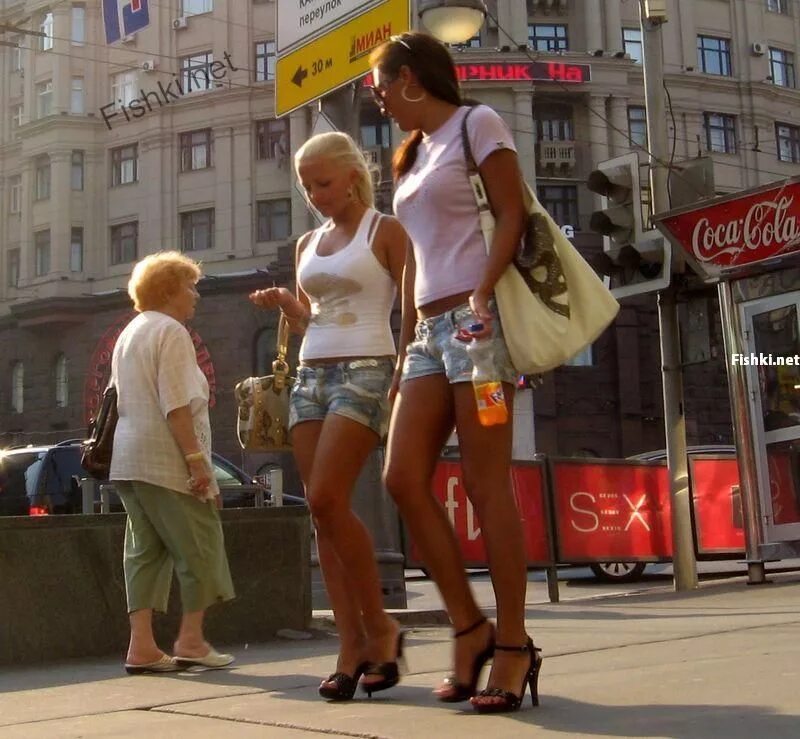Девочки на улицах москвы. Женщины на улицах города. Девочки на улицах москвы. Девушки на улицах москвы. Девочки на улицах москвы.