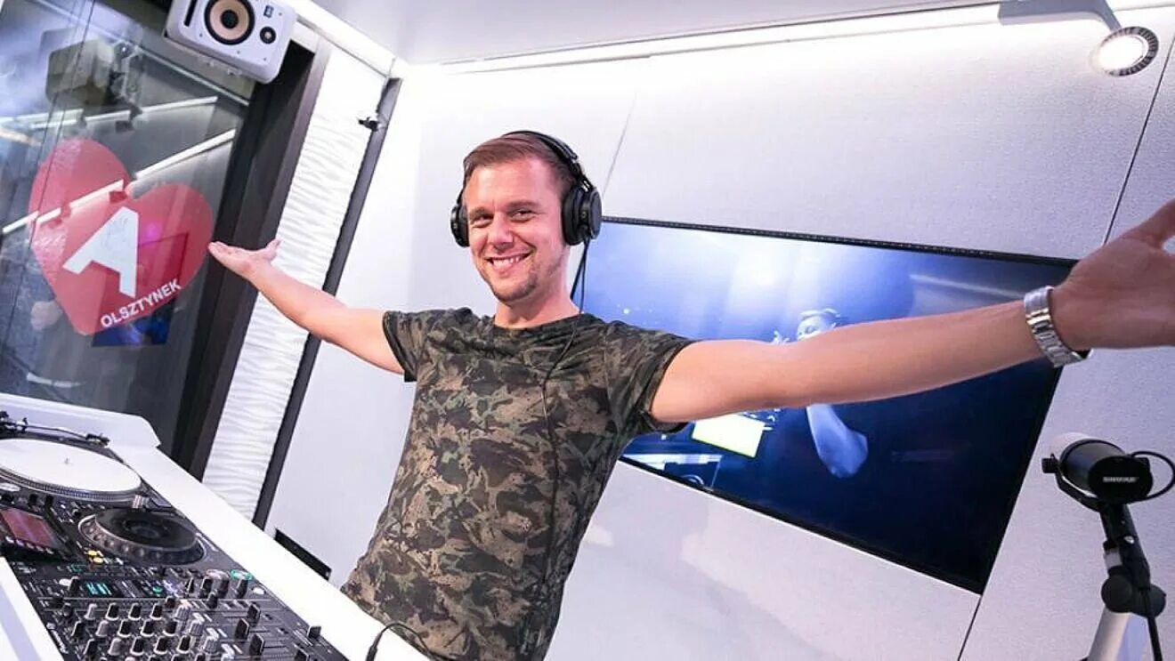 Man asot. Asot. asot top 1000. наушники technics armin van buuren. студия ван бюрена мультипликация.