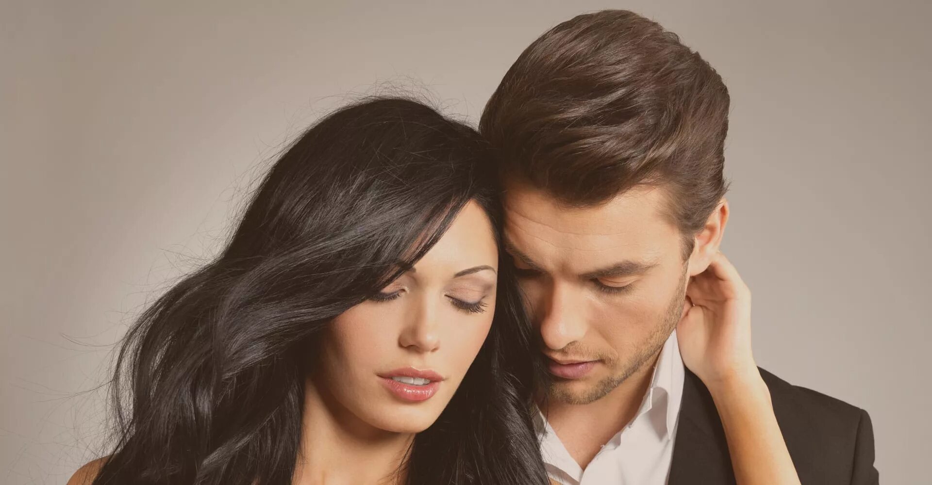 флирт. женщина флиртует с мужчиной. к чему снятся двери. пареньс девушкой фдиртуют. к чему снится флиртующая девушка.