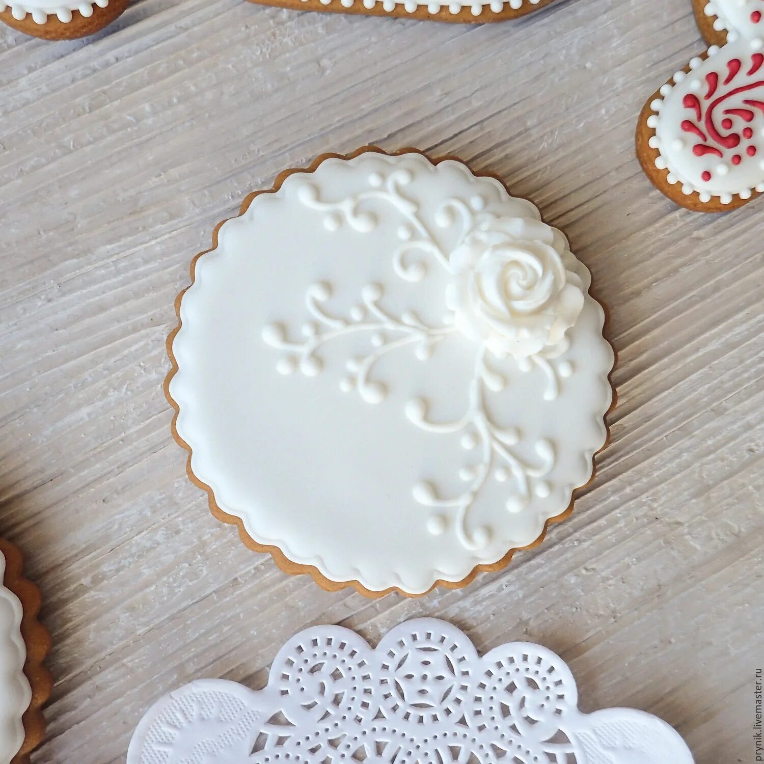 имбирные пряники lebkuchen. роспись пряников белой глазурью. имбирные пряники с глазурью. айсинг королевская глазурь. рождественские пряники медовые козули.