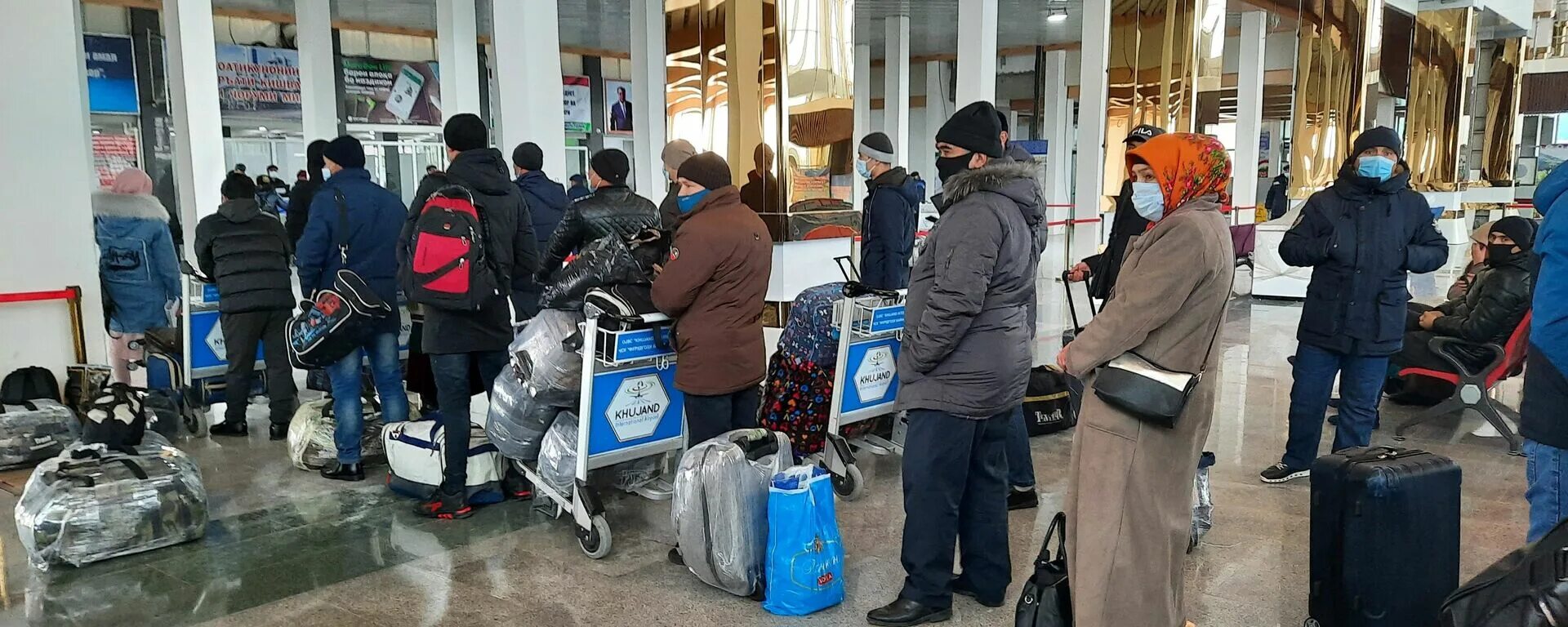 Таджики в аэропорту москвы. Аэропорт Худжанд Таджикистан. Таджики в российских аэропортах. Таджики в аэропорту. Аэропорт Худжанд зал ожидания.