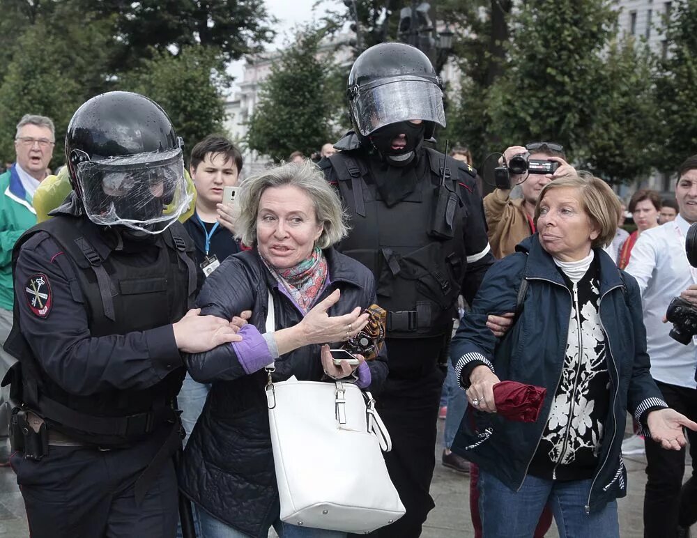 Бабушки на митинге. Люди на митинге.