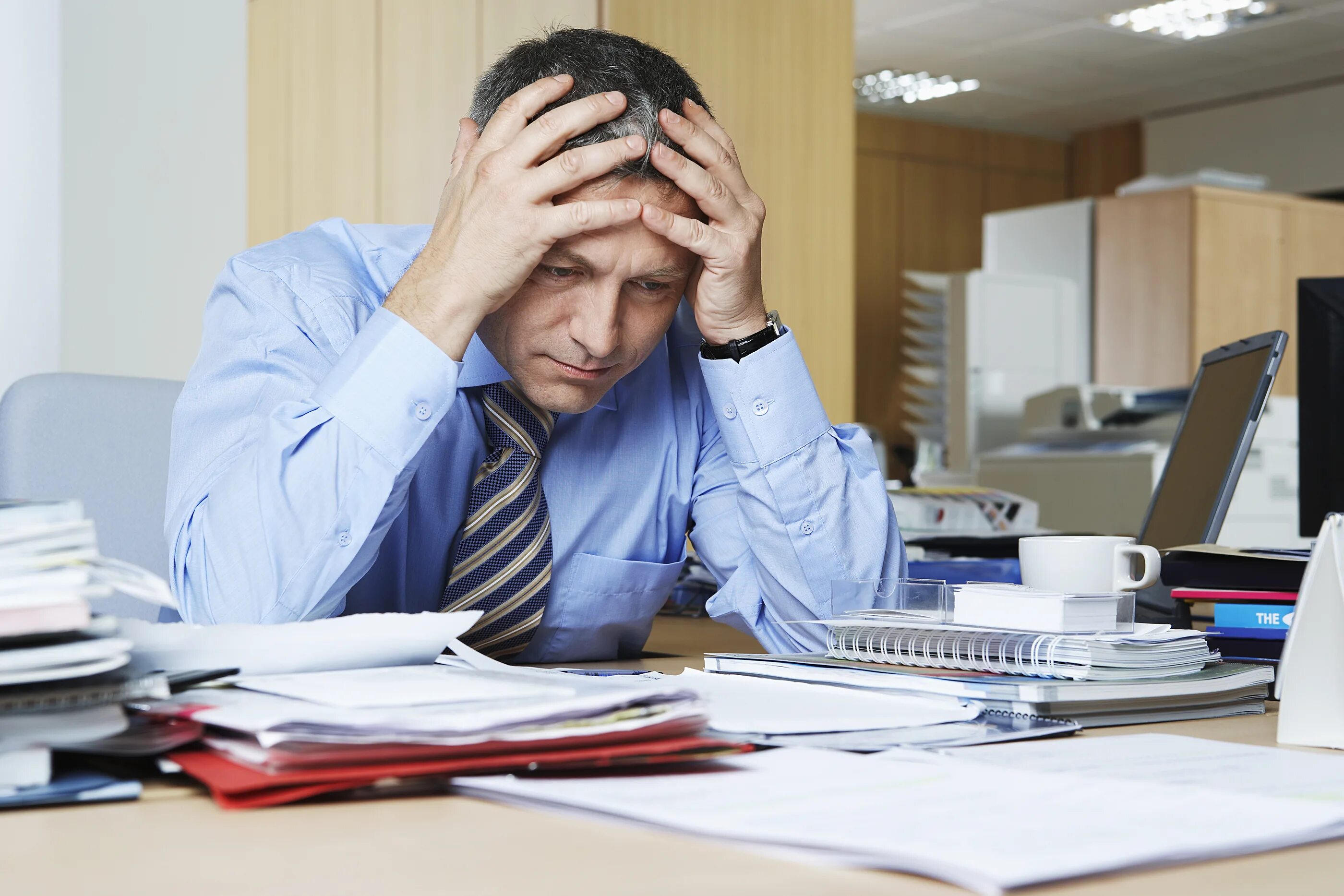 Компанию стресс. Человек в стрессе. Уставший мужчина в офисе. Работник в стрессе. Предприниматель устал.