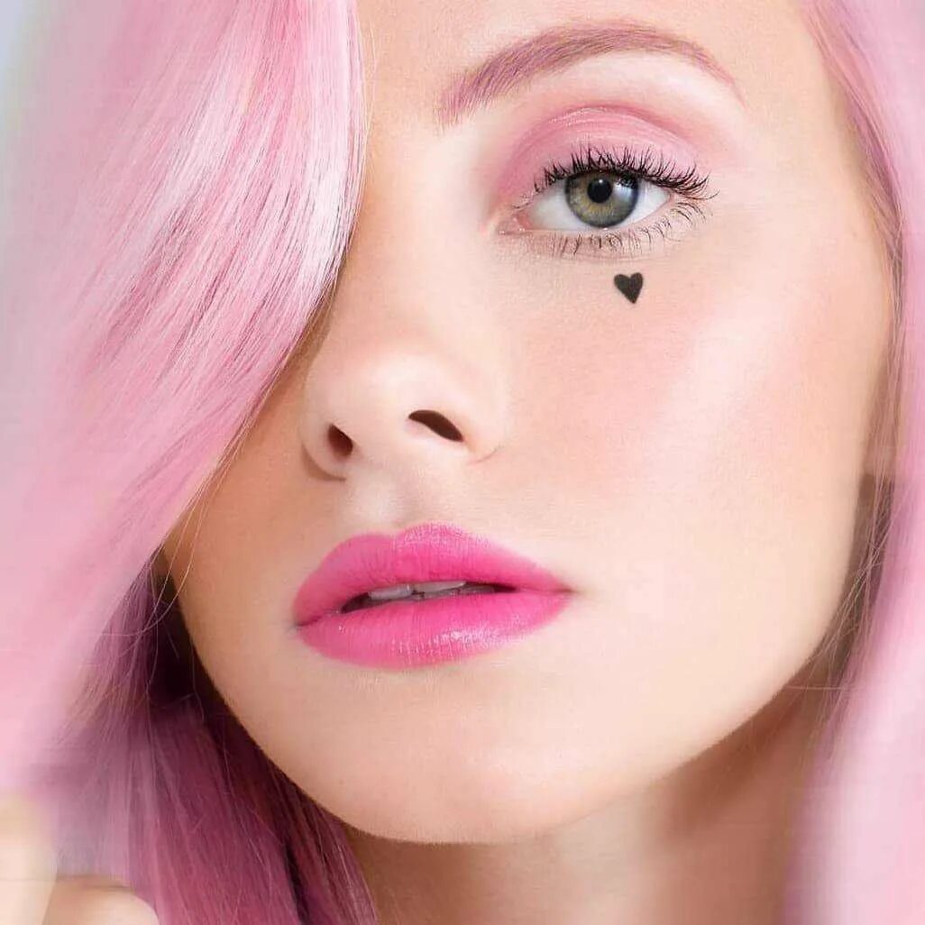Почему глаза розовые. Нежно розовый макияж. Макияж с нежно розовыми тенями. Яркий макияж в розовых тонах. Легкий макияж в розовых тонах.
