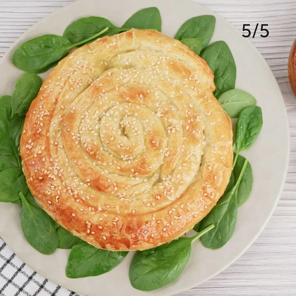 Улитка греческая со шпинатом и сыром. Улитка со шпинатом и сыром из слоеного теста. Улитка со шпинатом и сыром из слоеного теста. Кята греческая улитка. Спанакопита улитка.