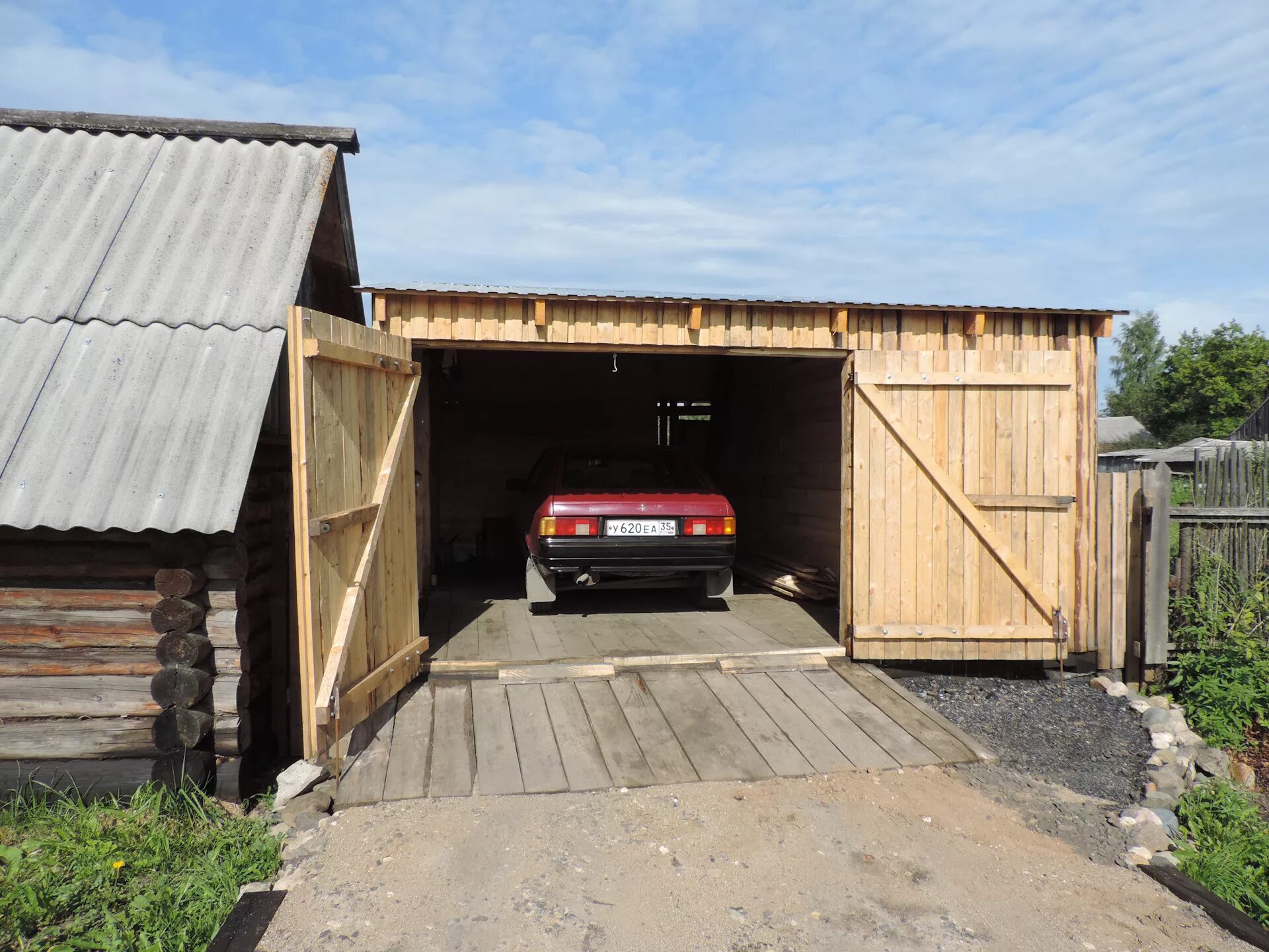 Можно ли на участке построить гараж. Простой гараж. Деревянный гараж в деревне. Дешевый гараж. Гараж идеи постройки.