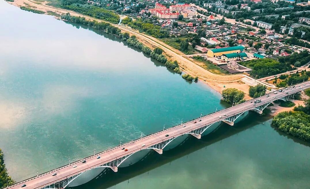 Фотографии города бийска. Бийск Алтайский край. Город Бийск река Бия. Алтайский край город Бийск речка Бия. Река Бия Алтайский край мост.