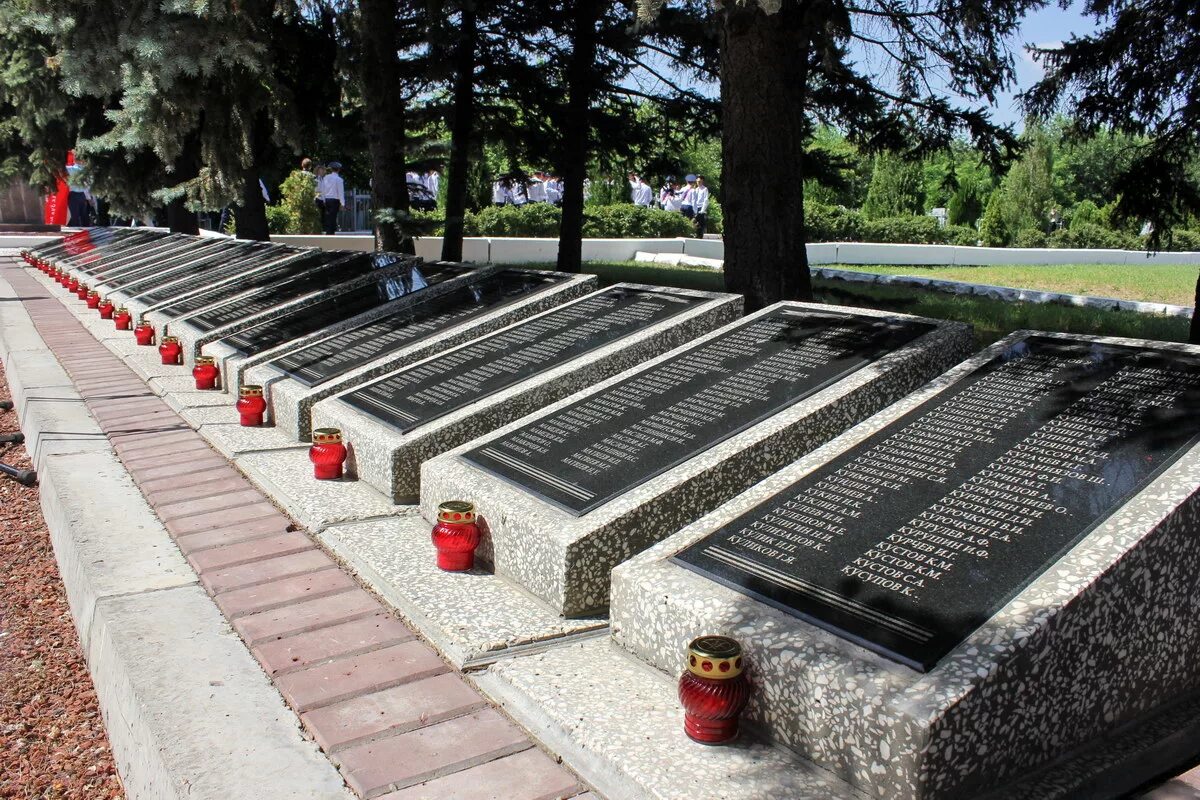 Воскресенское кладбище Саратов Братская могила. Братская могила на Воскресенском кладбище Саратова. Братская могила Воскресенский некрополь. Мемориальное воинское кладбище "Братские могилы". Похороненных б