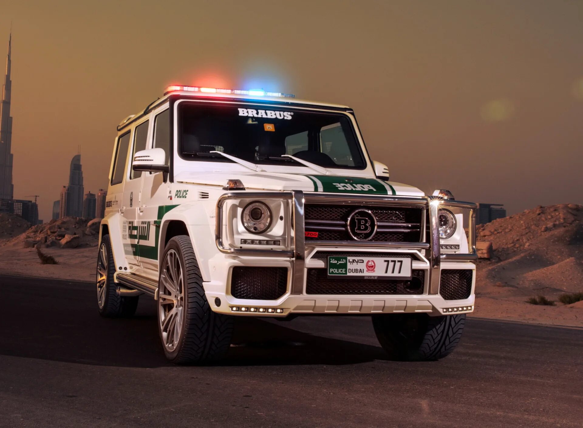 Гелик в дубае. Mercedes Benz g63 AMG Dubai. Mercedes Benz g63 Dubai Anniversary. Дубай полицейский Гелик. Брабус в Дубае.