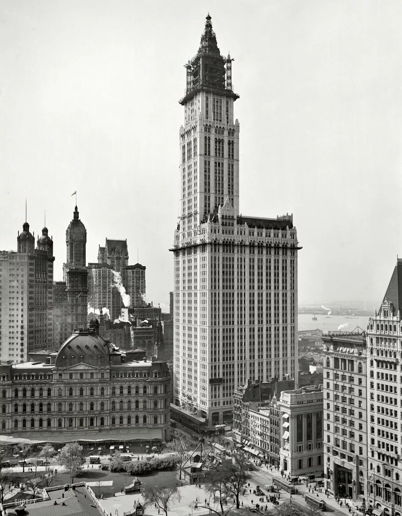 Первые высотные здания. Вулворт Билдинг в Нью-Йорке. Нью-Йорк небоскребы 19 век. Архитектура Нью-Йорка начала 20 века. Эмпайр-Стейт-Билдинг 19 вет.
