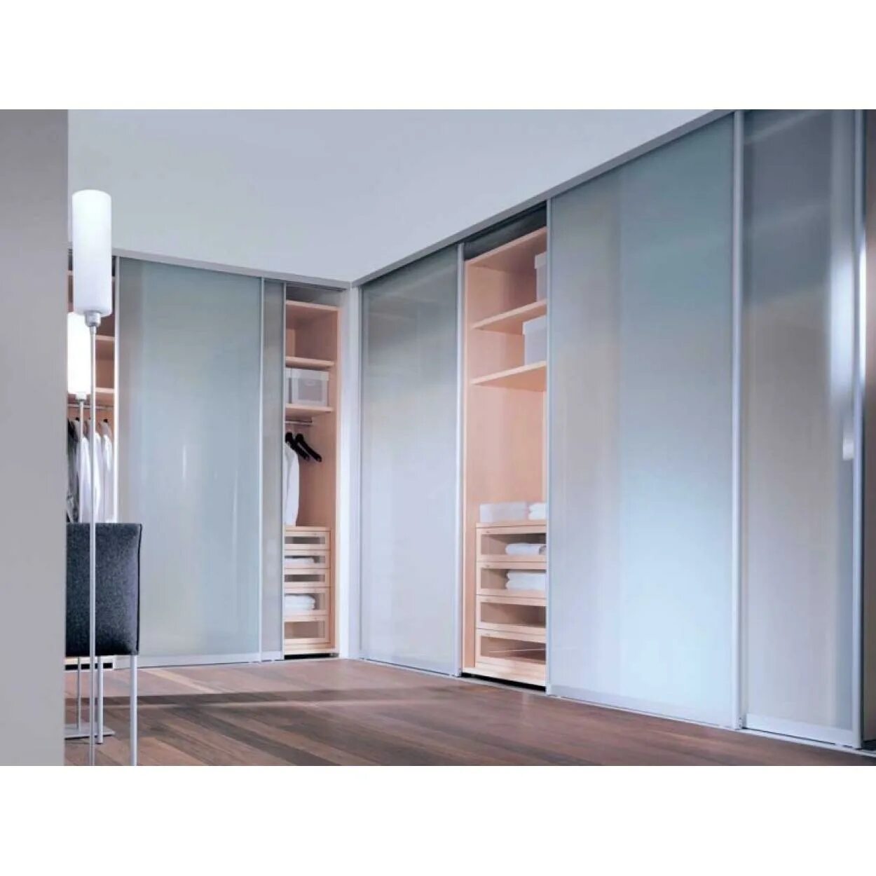 Угловая гардеробная с дверями. Шкаф купе sliding-door wardrobe. Встроенные угловые гардеробные. Угловой шкаф в спальню. Угловые гардеробные шкафы.