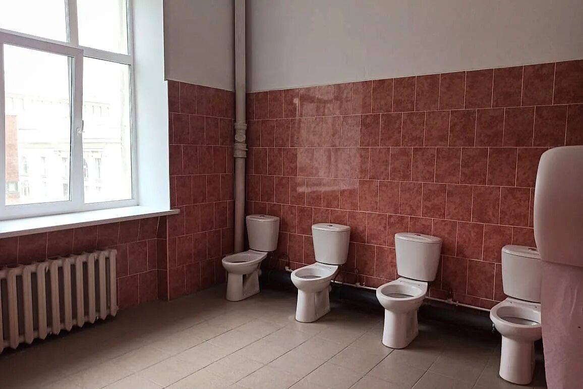 Туалет без перегородок. Унитаз в школе. Туалетная комната в школе. Школьные туалеты без перегородок.