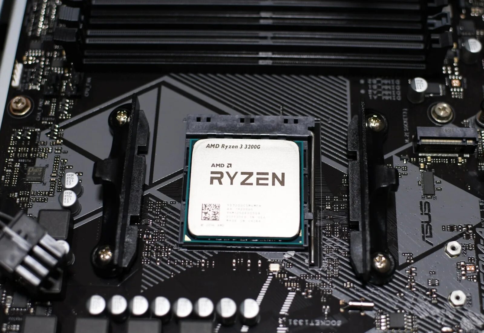 Amd ryzen 5600 материнская плата. Ryzen 3200g. AMD Ryzen 3 Pro 3200g. Процессор AMD Ryzen 3 3200g Box. AMD Ryzen 3 3200g (Multipack).