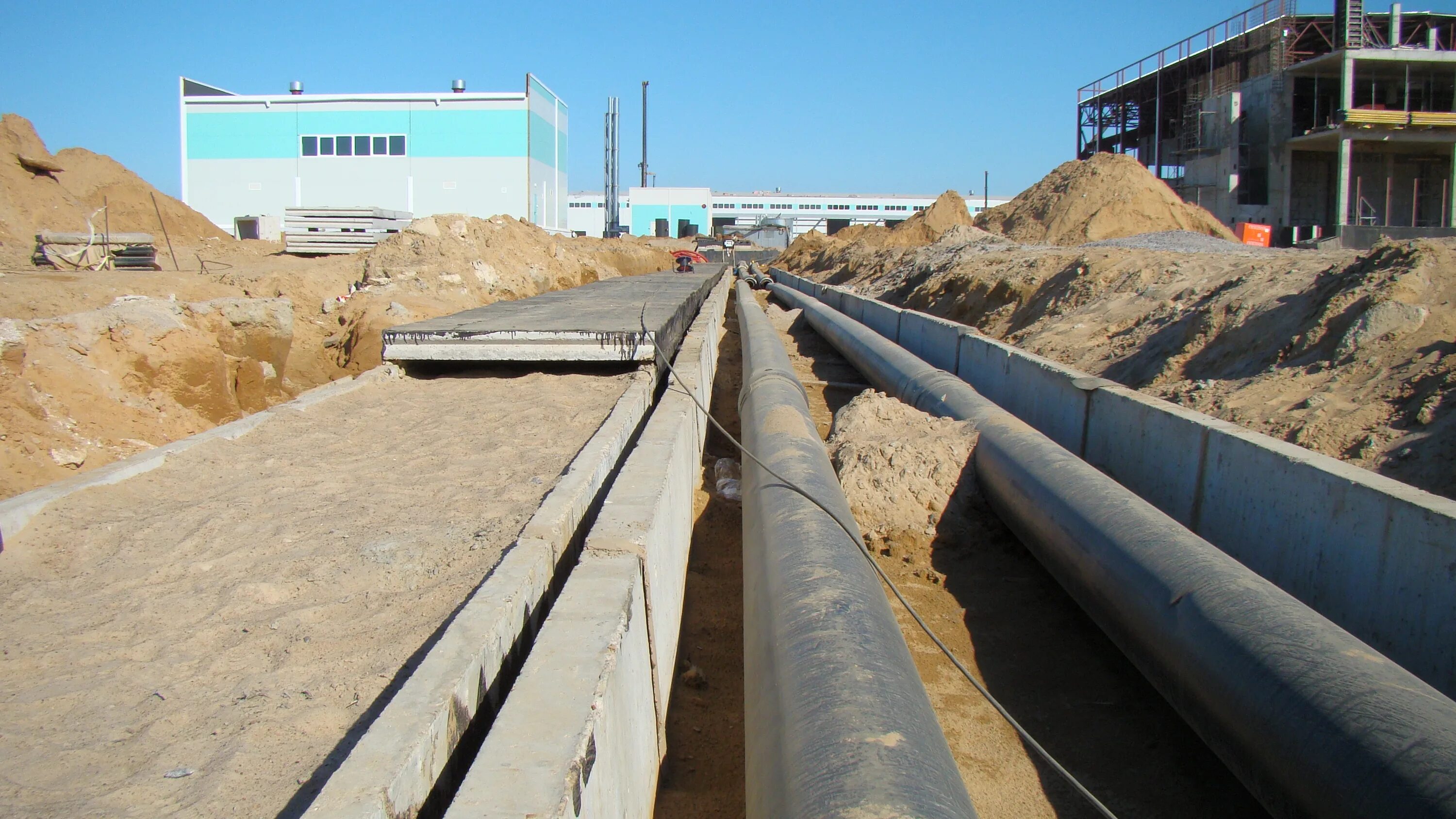 Трубы теплотрассы. Трубы теплосети. Трубы теплосети. Прокладка теплотрассы. Стройка в тепловых сетях.