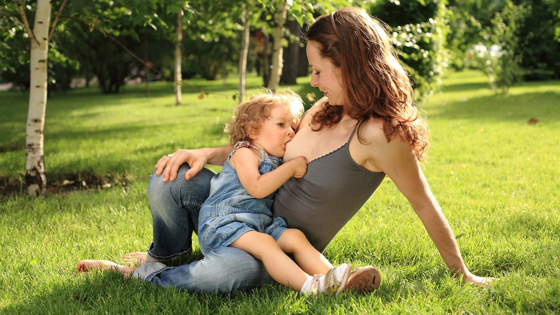 Lesbian little girl. Мать с ребенком. Женщина с ребенком. Мама с двумя детьми. Взрослые женщины с ДЕТЬМИЭ.