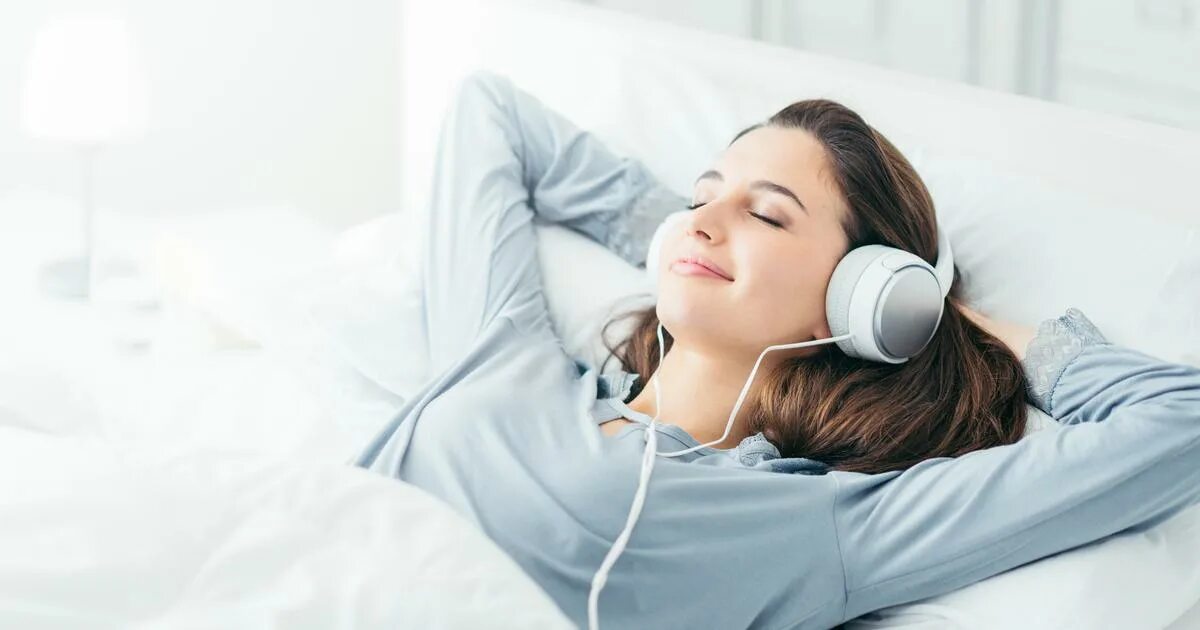 Listening to Music. Listen to the Music. Listening to Soothing Music Night. Relaxing Music Listening.