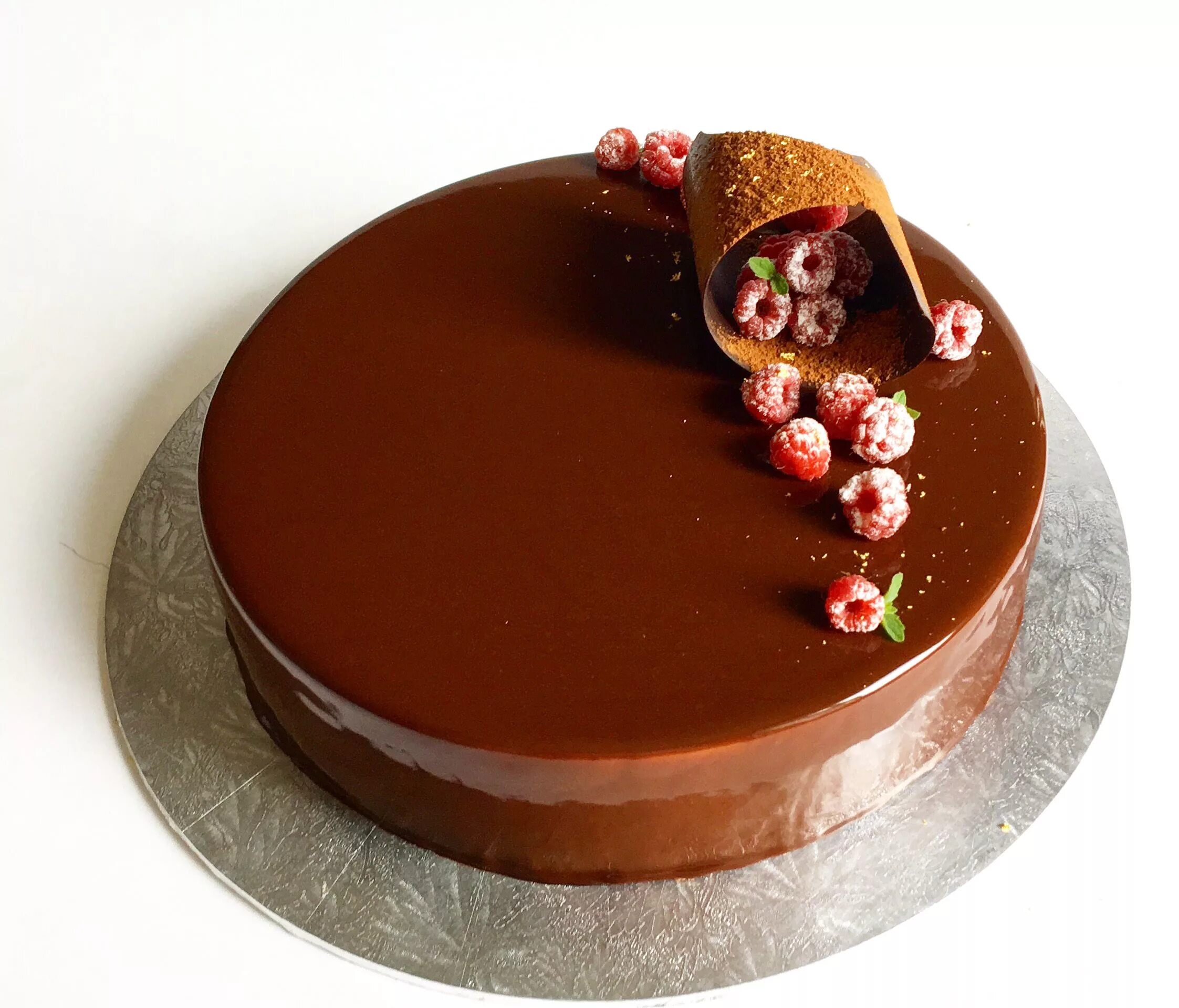 Шоколадный муссовый торт. Малиновый ганаш для торта. Торт с шоколадным ганашем. Торт с шоколадным декором.