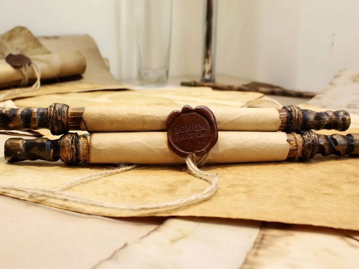 Бумага в свертке. Старинные свитки. Свитки. Свитки свернутые. Старинная рукопись свернутая в трубочку.