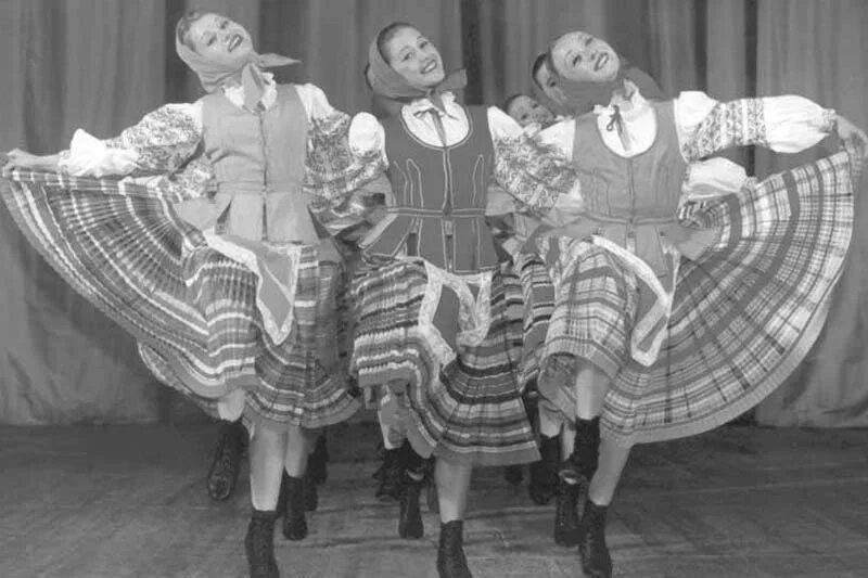 Белорусская народная бульба. Бульба моисеева белорусский танец. белорусский танец бульба игоря моисеева. танец бульба балет моисеева. национальные танцы.