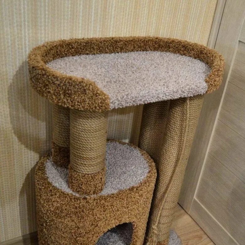 когтеточка для кота. сделать когтеточку дома. кошачьи когтеточки с домиком. сделать когтеточку дома. кошачий домик с когтеточкой.