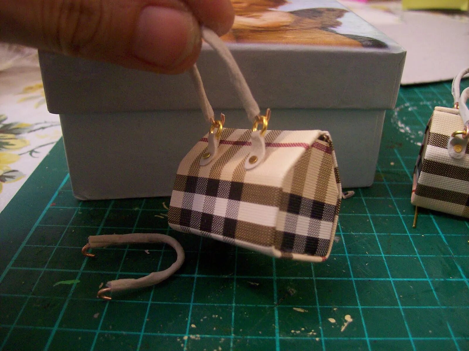 Сумочка для куклы. Маленькая сумочка для телефона. Сумочка для куклы. Миниатюрная сумочка. Миниатюрные сумочки для кукол.