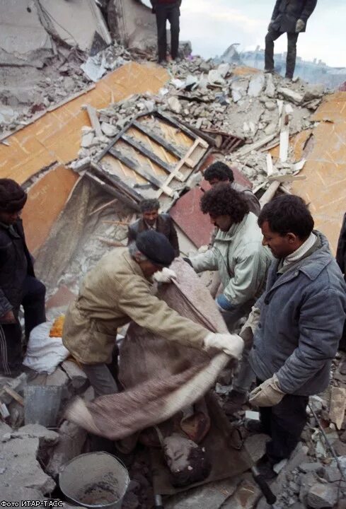 7 Декабря 1988 землетрясение в Армении Спитак. Армения Спитак землетрясение 1988 город. Спитак и Ленинакан землетрясение.