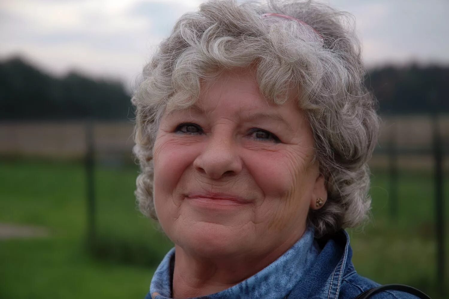 Бабушка 30 лет. Бабушка 64 года. бабка 50 лет. обычная пожилая женщина. бабушка с кудрявыми волосами.