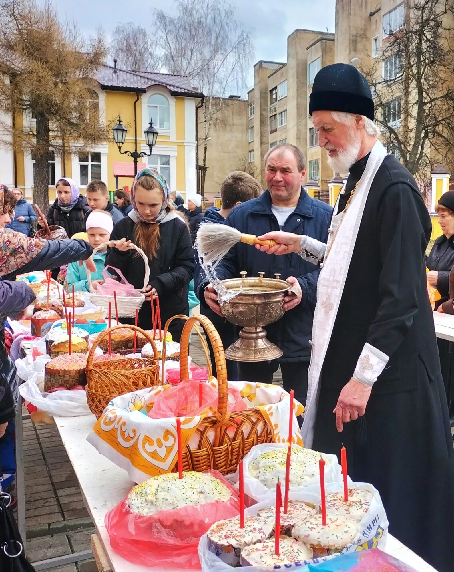 Когда освящают куличи на пасху. Освящение куличей храм Успения Ессентуки. Новоиерусалимский монастырь освящение куличей. Новоиерусалимский монастырь освящение куличей 2020. Пасха Сергиев Посад.