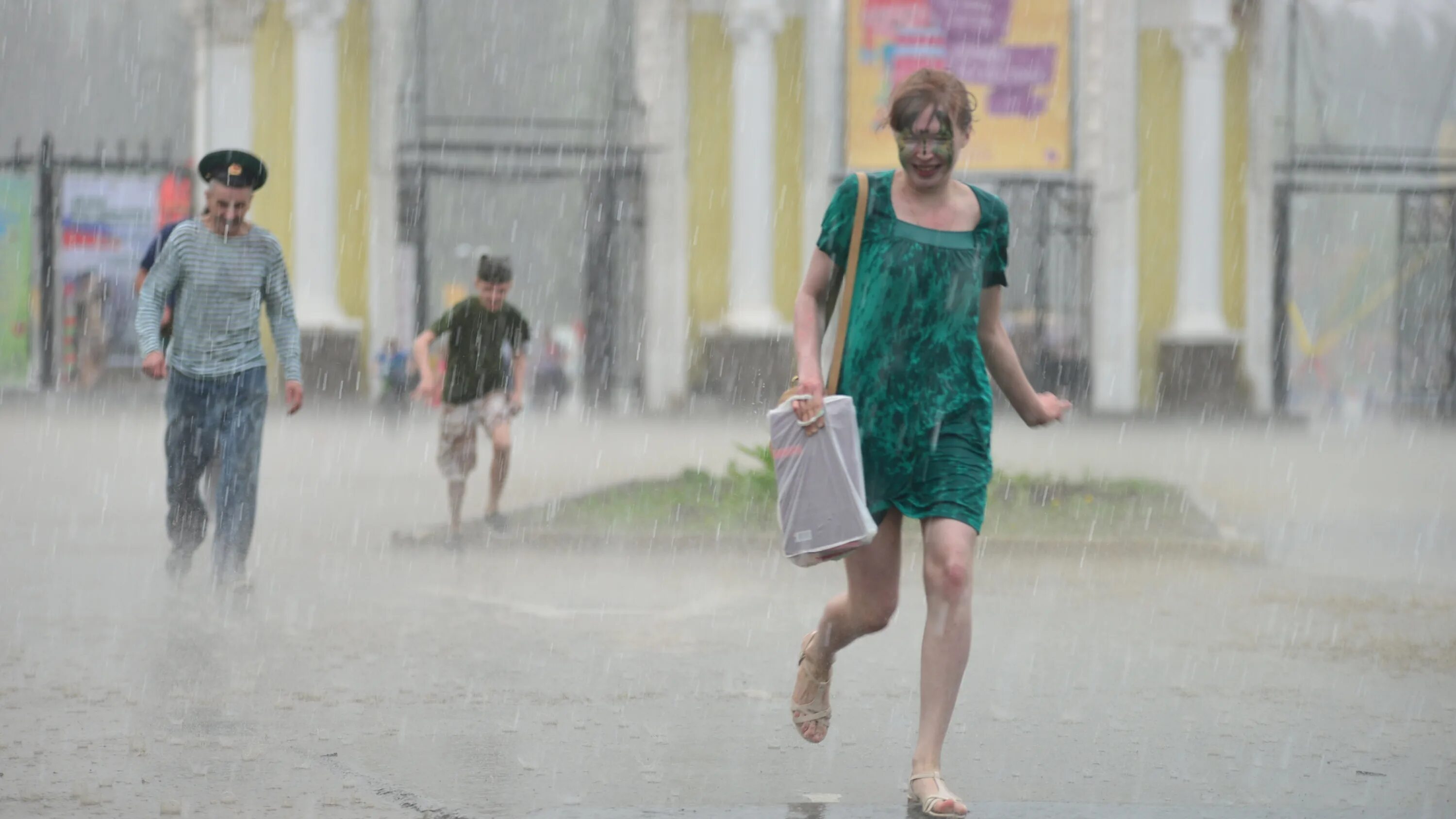 Идет ли сейчас дождь. Ливень в Екатеринбурге. Екатеринбург летний дождь. ЕКБ ливни. Екатеринбург град.