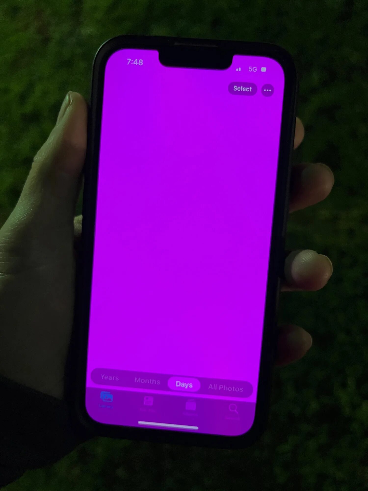 Телефон стал розовый. Iphone 13 Pink. Розовый экран iphone 13. Розовый экран. Смартфон с розовым экраном.