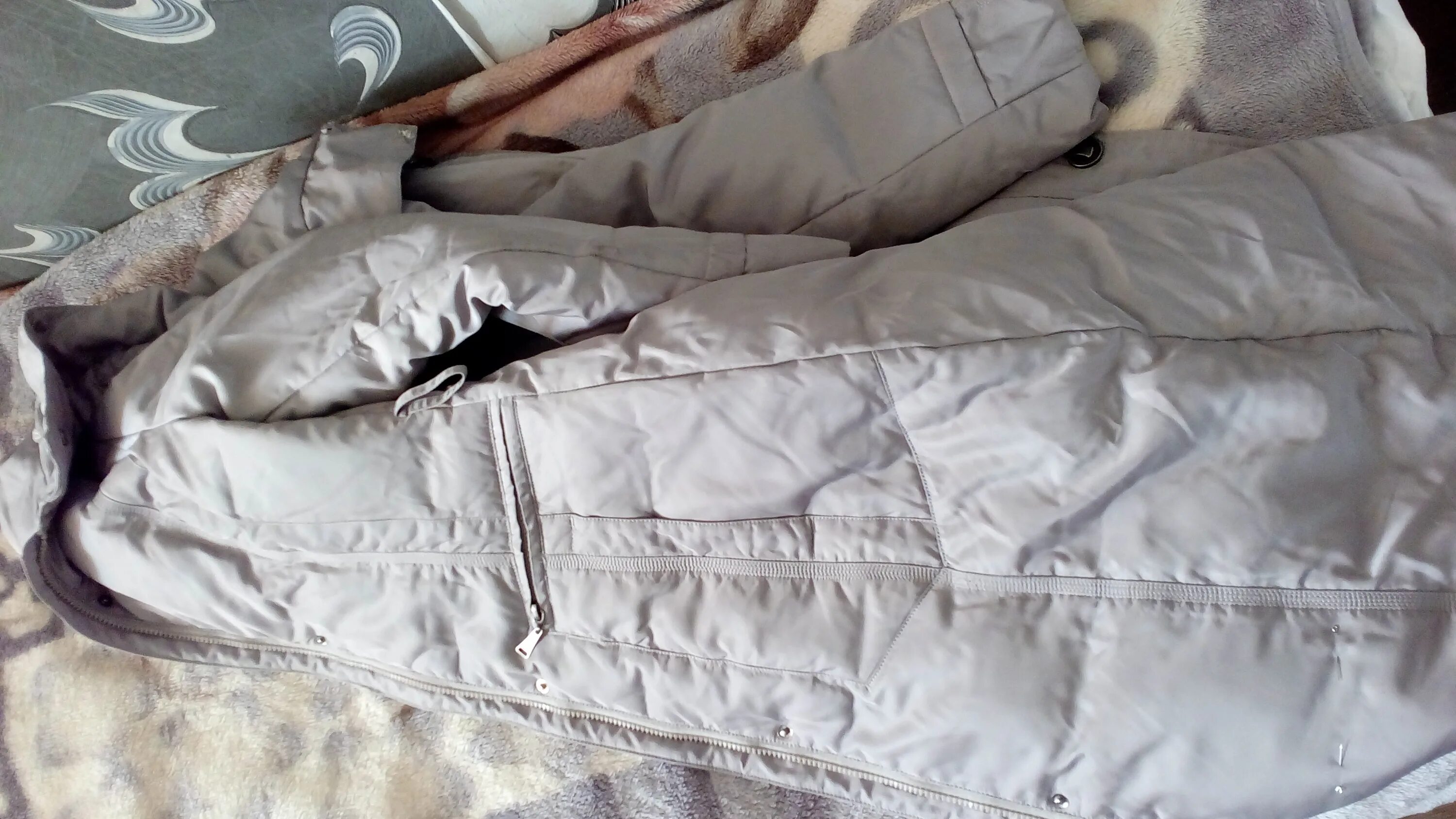 Отдам верхнюю одежду. Отдам вещи даром 50 52. Выставка пальто. Вешалка с брендовой одеждой. Отдам верхнюю одежду.