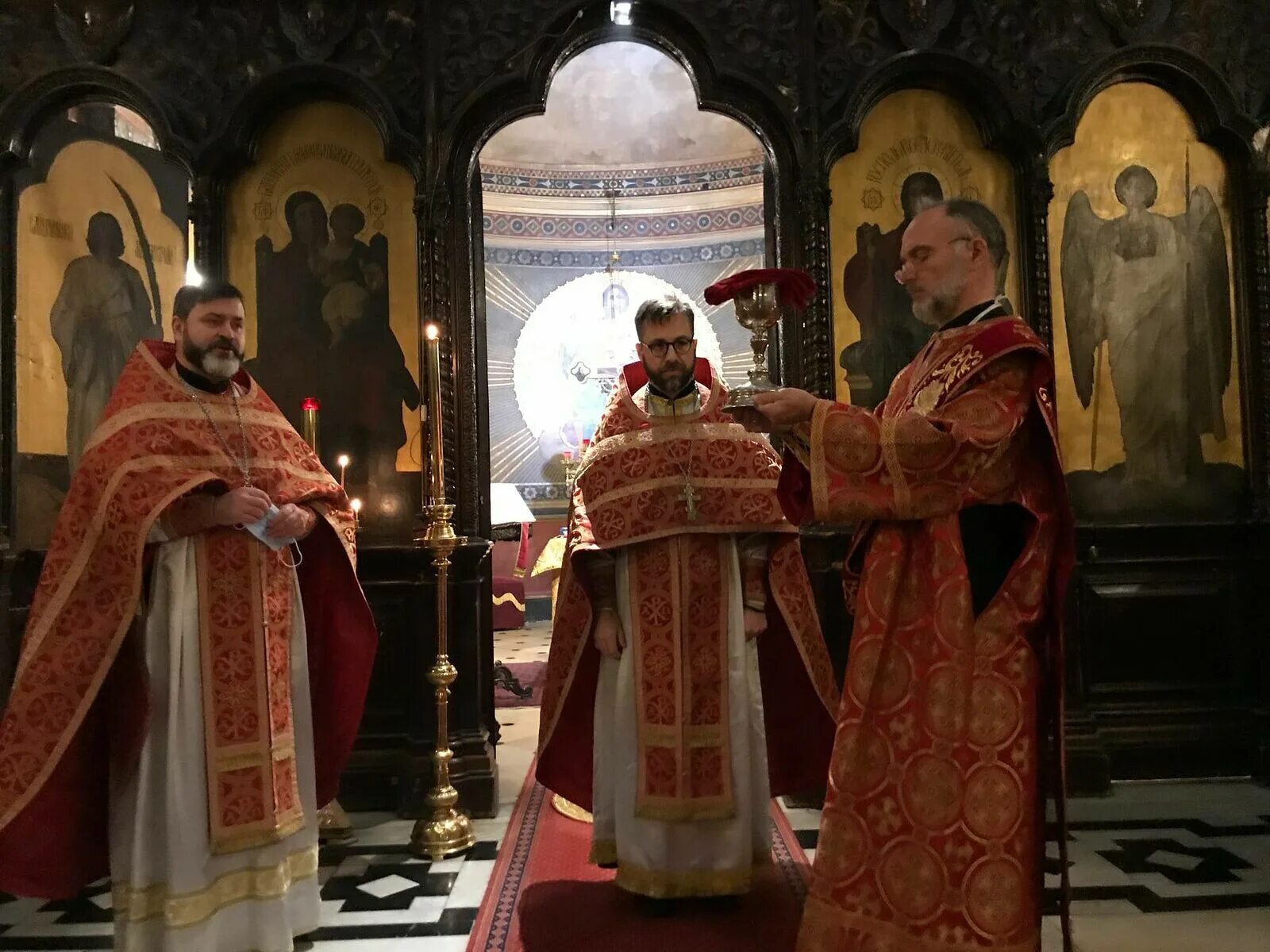 Униатская греко-католическая церковь. Священники униаты на майдане. Священники греко-католической церкви. Священники униаты на майдане. Униатская церковь борислав.