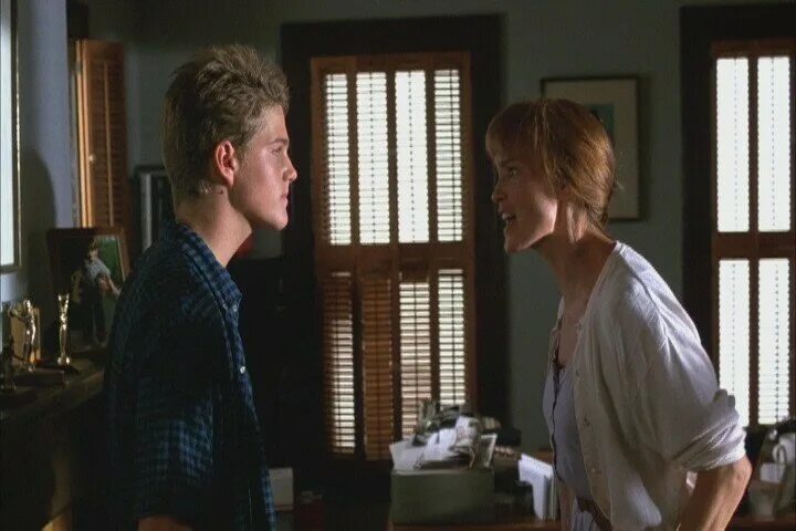 Мужчины не уходят фильм 1990. Некоторые парни не уходят фильм 2009 трейлер на русском. Хилари суонк брэндон тина. Плачущая фильм 2006. Ушедшие 2009 фильм.