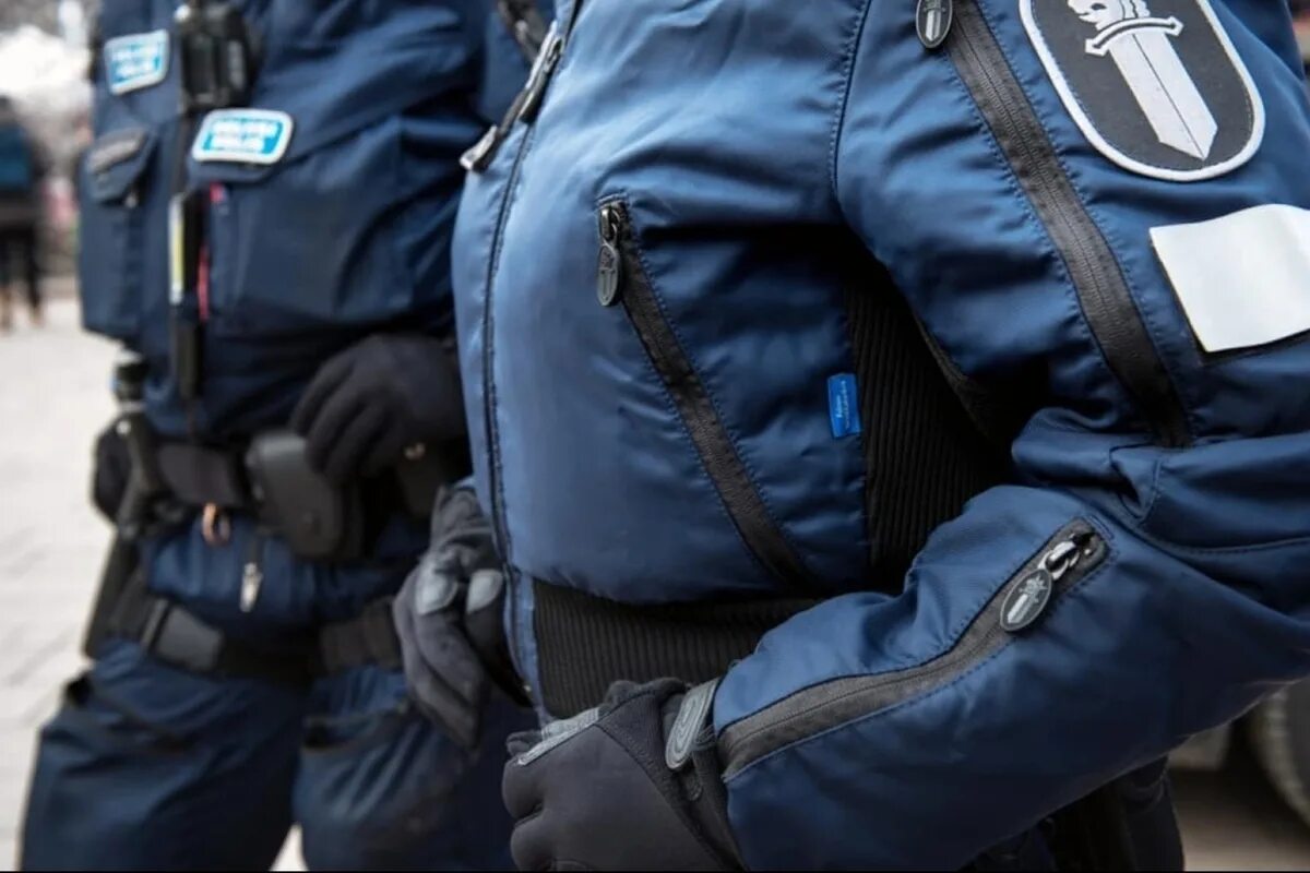 Безопасность финляндии. Полиция Хельсинки. Полиция Финляндии. Финские полицейские. Форма полиции Финляндии.