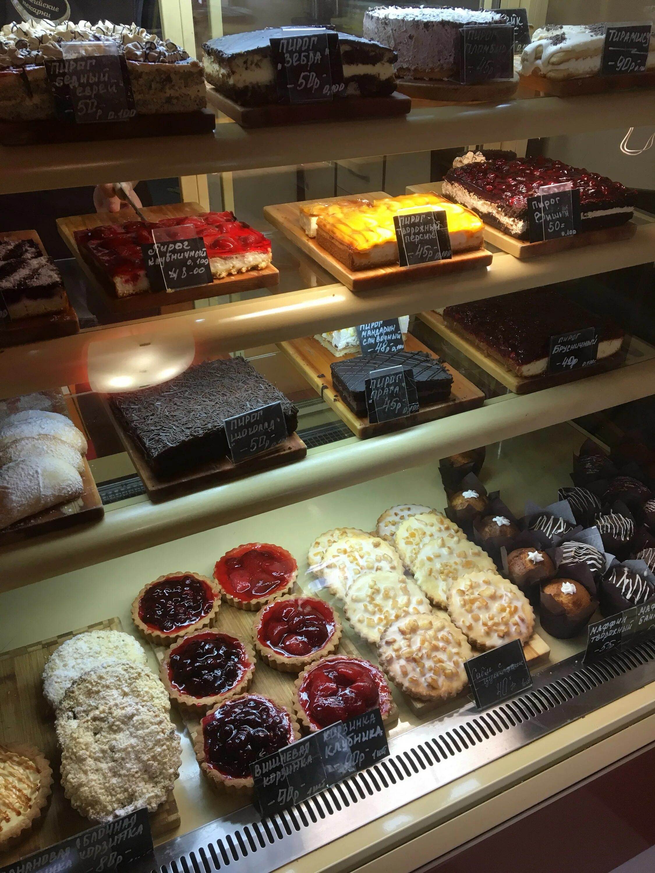 Мечта кондитерская челябинск на горького. Кондитерский магазин вацак. Магазин торты часы работы. Вывеска режим работы кафе. Кондитерский магазин ейск.