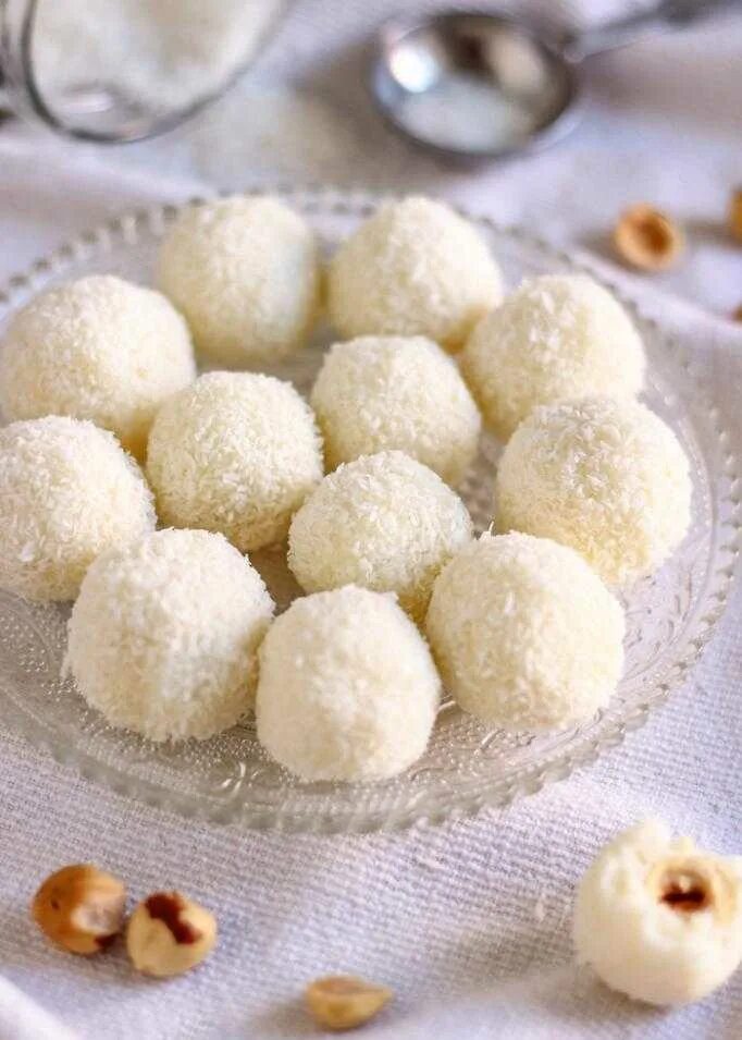 Кокосов шарики. Шарики в кокосовый стружке. Кокосовые шарики. Шарики в кокосе. Пирожные шарики с кокосовой стружкой.