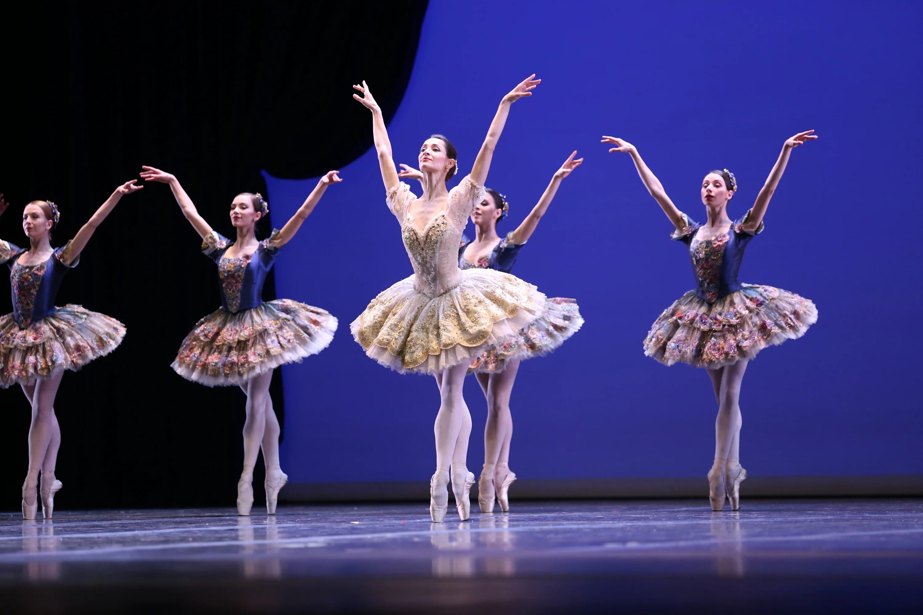 Современник и театр на таганке. Театр немирович данченко балет. Выступление труппы. Труппа театра на таганке любимова. Выступление труппы.