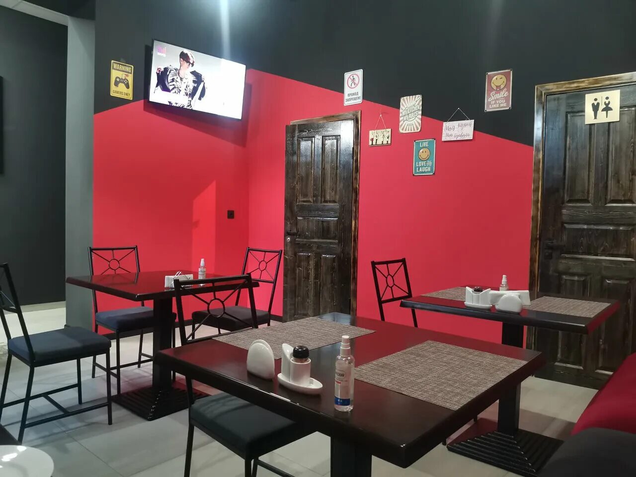 Отель владикавказ. Бумеранг отель улица. Бумеранг губкинский гостиница. Гостиница бумеранг владикавказ. Rosso corsa, тверь.