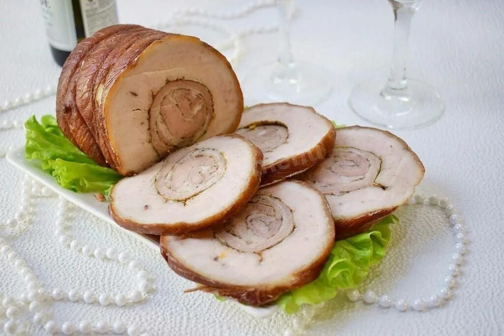 Домашний свиной рулет из грудинка. Рулет из свиного подчеревка. мясной рулет из свиной брюшины. рулет из грудинки. мясные рулеты с салом.