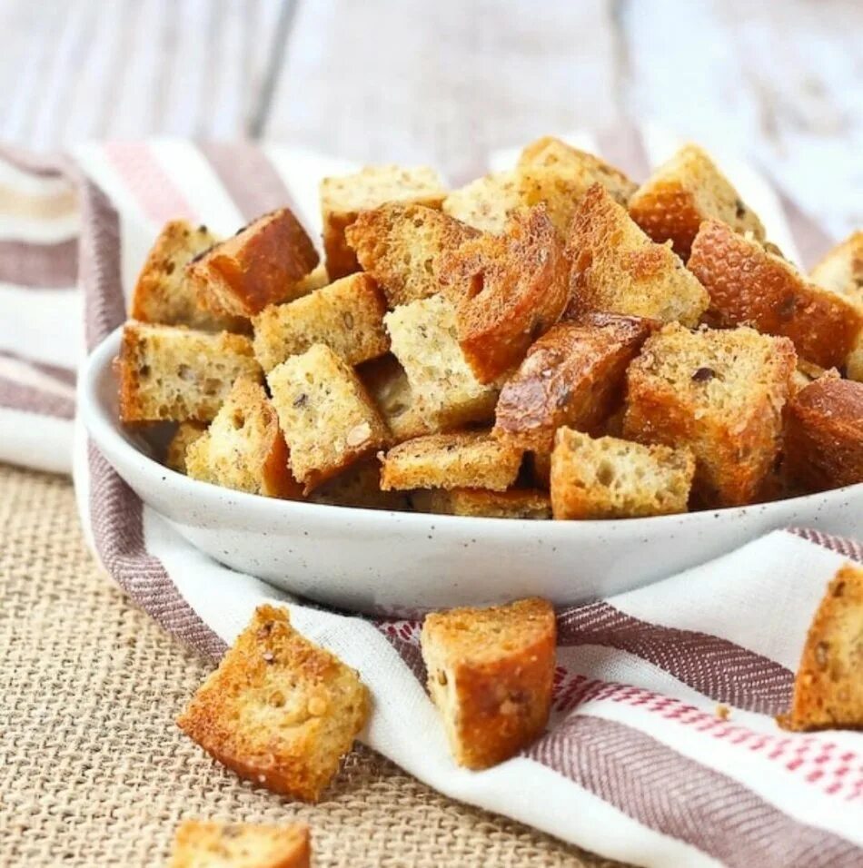 Гренки из хлеба в духовке с чесноком. Крутоны муаль. чесночные крутоны. гренки. гненки.