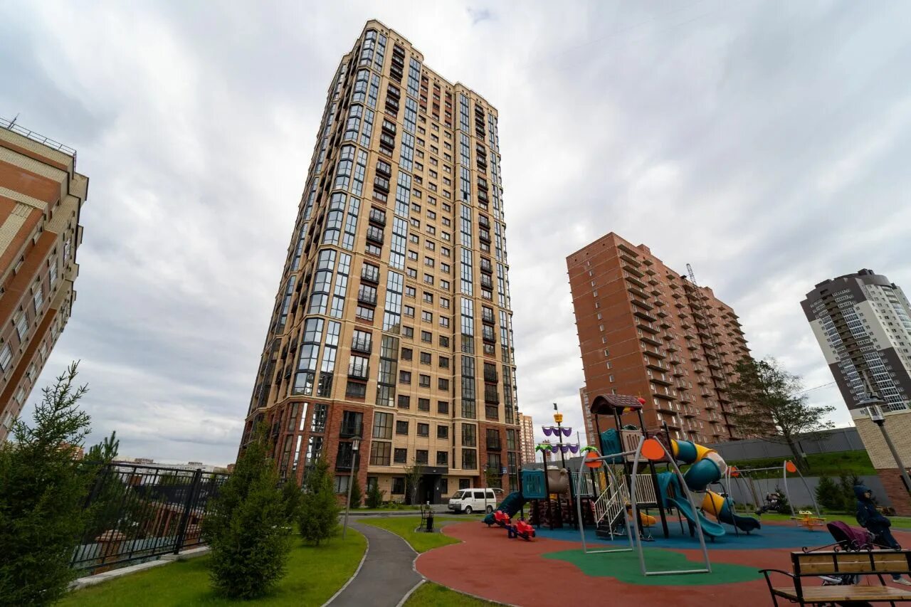 Дом комфорт класса. Строительство многоэтажек. Подарки при покупке тойота центр тбилиси. Смсс новосибирск застройщик. Логотипы застройщиков.