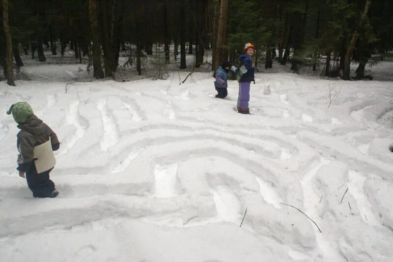 снежный лабиринт. украшение детской площадки в детском саду зимой. снежные постройки в детском саду. зимние постройки на участке детского сада.