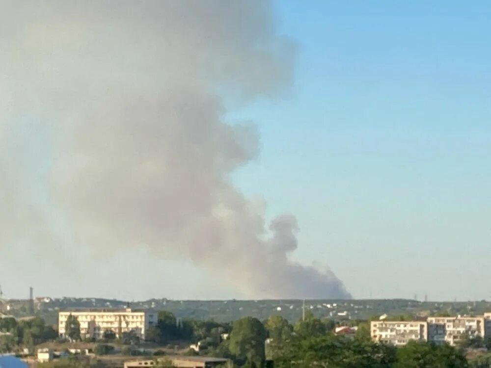 Издали были видны. Пожар в Голубинке Бахчисарайский район. Горящий Севастополь. Севастополь пожар лесов. Севастополь дым.