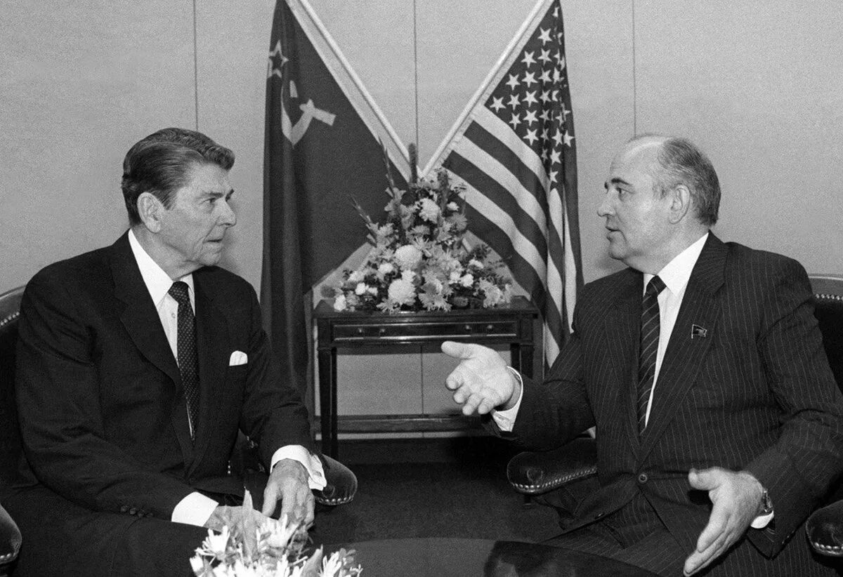 Кеннеди переговоры. Рональд Рейган и Горбачев. Горбачев Рейган Женева 1985. Рейган и Горбачев 1985.