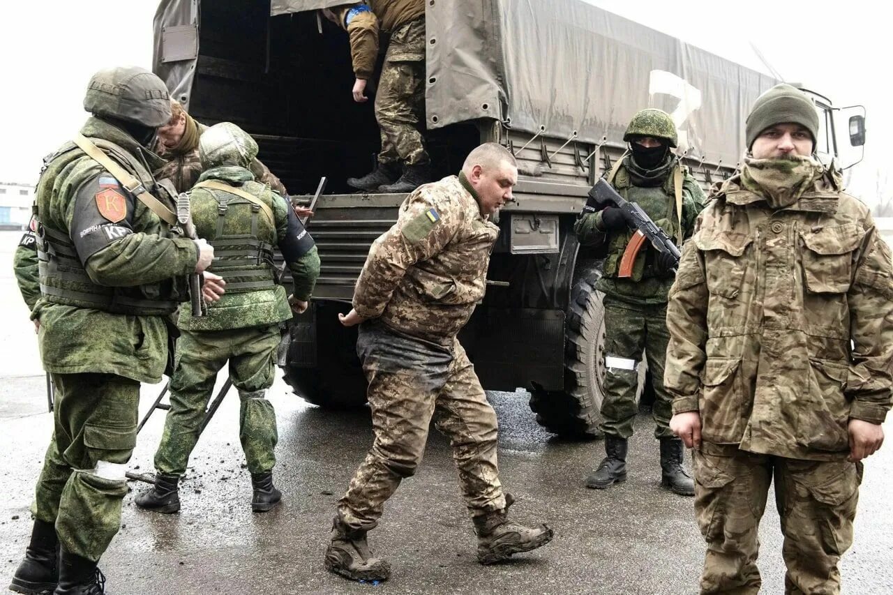 Военные россии против военных украины. Спецназ Ахмат Клещеевка. Омбудсмен ЛНР Сердюкова. Пленные ЛНР 2022 В Украине. Пленные украинские солдаты 2022.