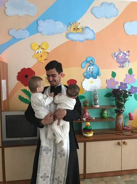 Детский дом в симферополе. Елочка симферопольский дом малютки. детский дом елочка симферополь. детские дома в симферополе. детдом елочка симферополь дети.
